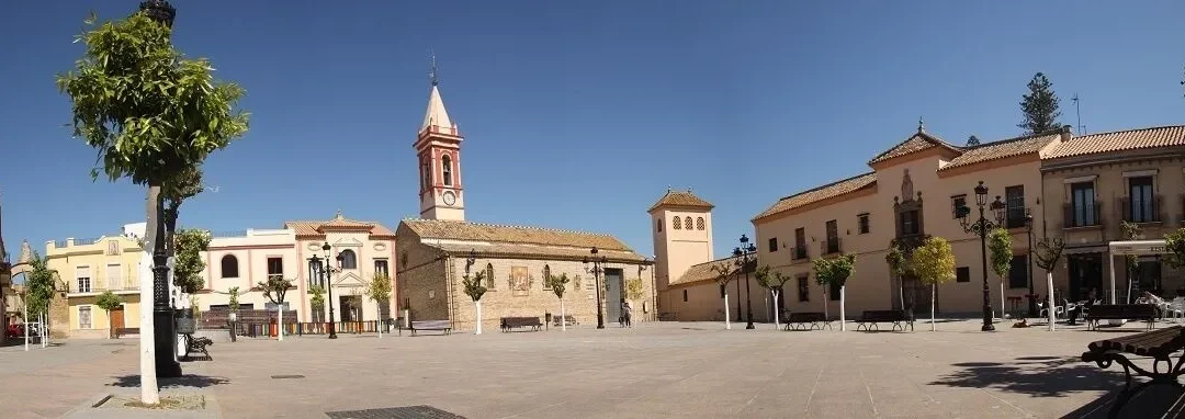 ¡Descubre la majestuosa Iglesia de Santiago Apóstol! en Castilleja de la Cuesta