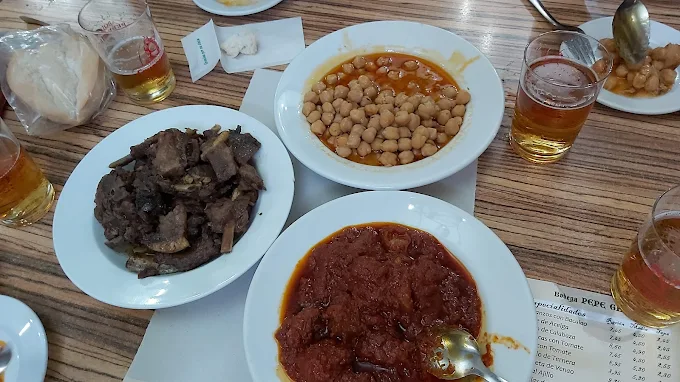 Explora los mejores bares para tapear en el Aljarafe sevillano. Tapas caseras, buen ambiente y sabor andaluz asegurado.