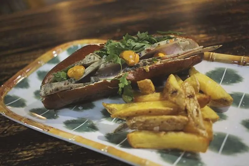 Explora los mejores bares para tapear en el Aljarafe sevillano. Tapas caseras, buen ambiente y sabor andaluz asegurado.