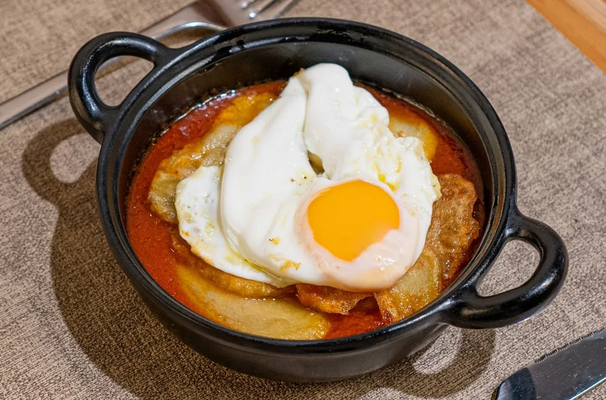 Explora los mejores bares para tapear en el Aljarafe sevillano. Tapas caseras, buen ambiente y sabor andaluz asegurado.