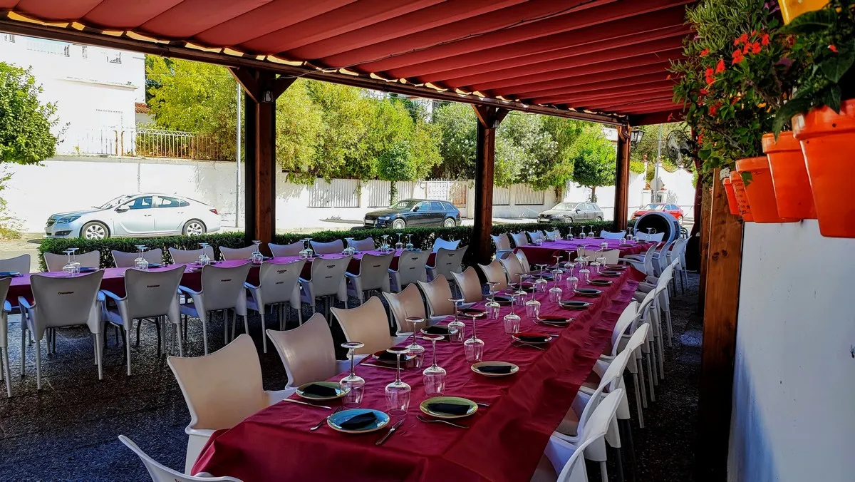 Explora los mejores bares para tapear en el Aljarafe sevillano. Tapas caseras, buen ambiente y sabor andaluz asegurado.