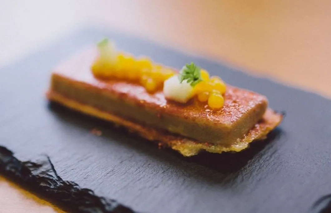 Explora los mejores bares para tapear en el Aljarafe sevillano. Tapas caseras, buen ambiente y sabor andaluz asegurado.