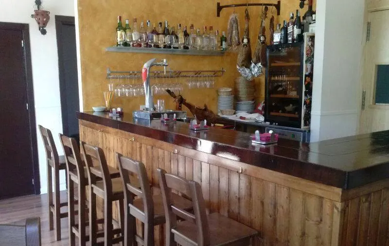 Explora los mejores bares para tapear en el Aljarafe sevillano. Tapas caseras, buen ambiente y sabor andaluz asegurado.