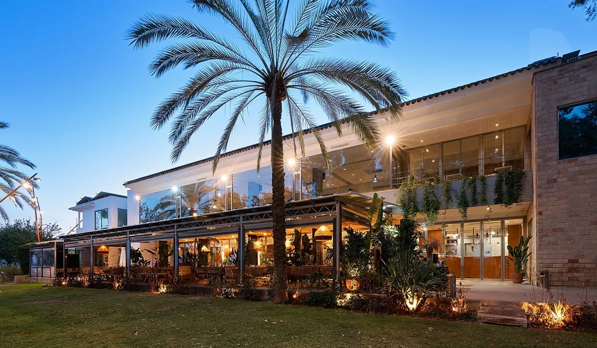 Restaurante Esturión en Coria del Río, Sevilla ¿Buscas restaurantes con encanto en el Aljarafe? Descubre los mejores lugares para comer bien, con terraza o en pareja. Recomendado por Aljarafe 5 Sentidos.