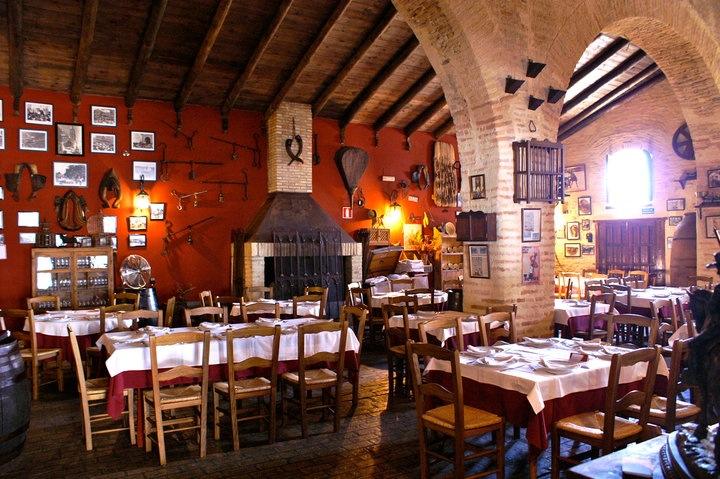 interior de bodega restaurante el potro en Villanueva del Ariscal