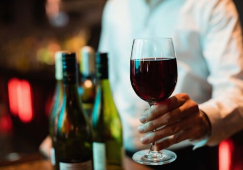 Camarero de la Bodega Simeón sostiene copa de vino tinto