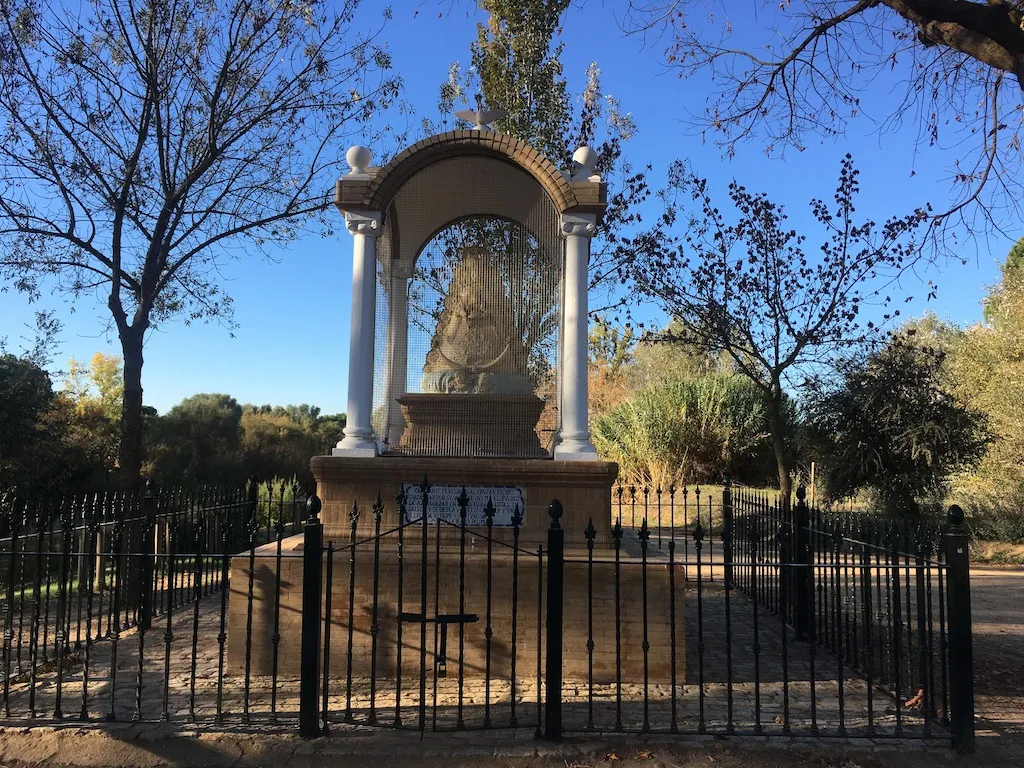 Fotografía del emblemático cruce del Vado del Quema, un momento cargado de emoción y tradición para las hermandades del Aljarafe.