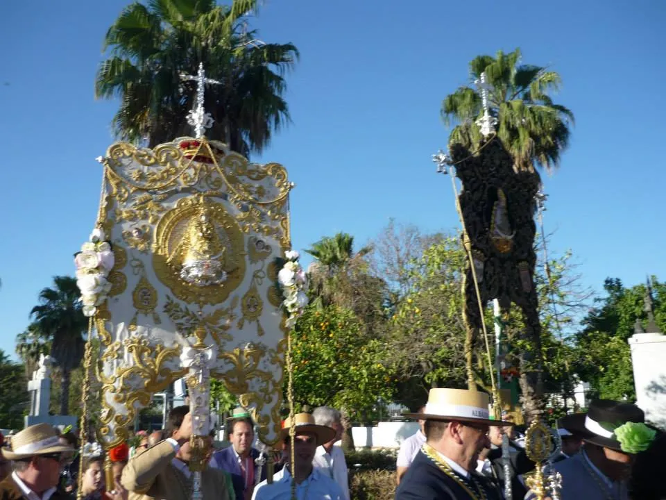 Imagen del Simpecado de esta hermandad, destacando su diseño y los detalles que representan la identidad del Aljarafe.
