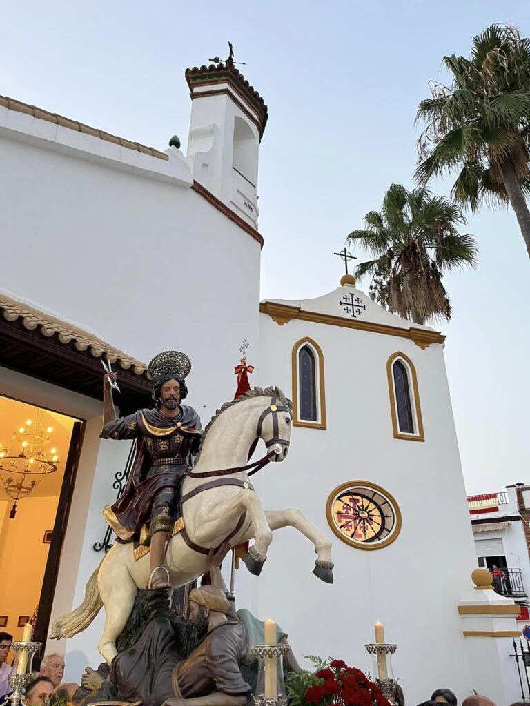 Imagen de Santiago Apostol de Aznalcázar saliendo de su parroquia.