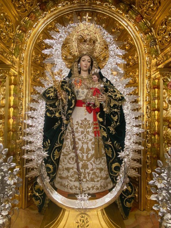Vista frontal de la Virgen de la Oliva de Salteras, Sevilla